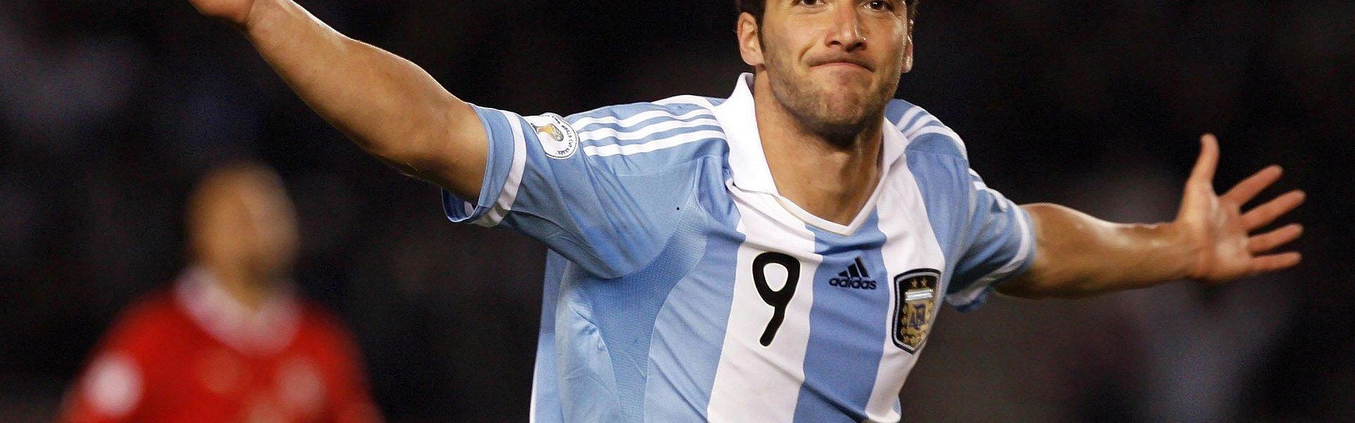 亚洲足坛新格局，卡塔尔世界排名飙升创纪录 国足名次下滑引关注